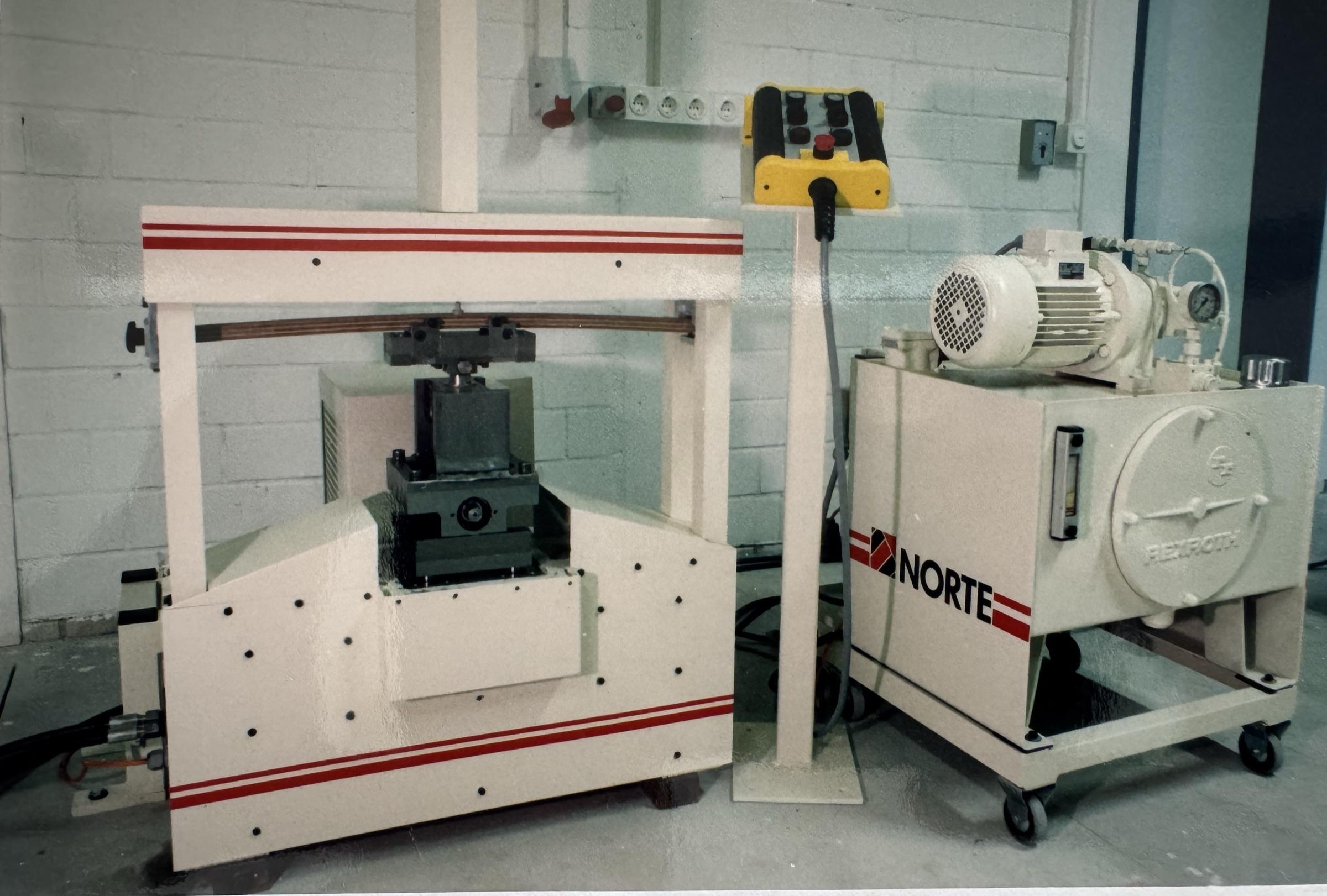 Rahmengestell mit Probenaufnahme und Hydraulikaggregat