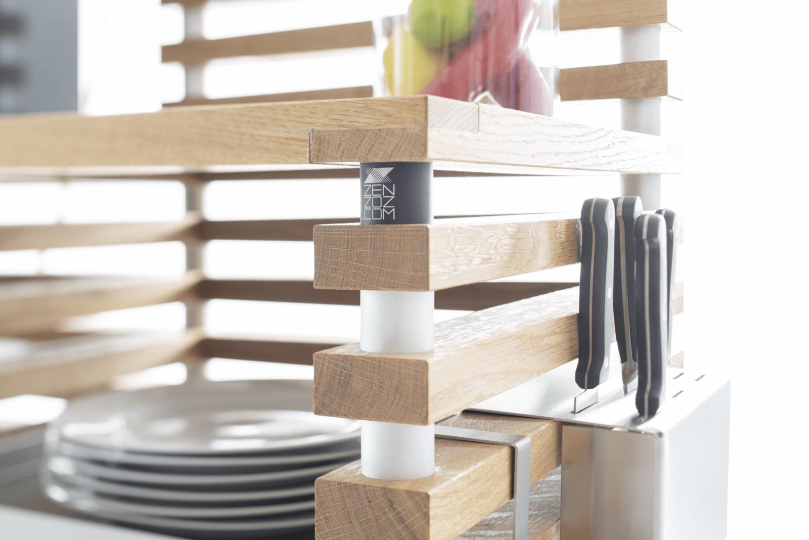 Detailaufnahme der ZENZOZ Grill-Bar mit Aluminiumhülse, Holzlamellen und Messerblock
